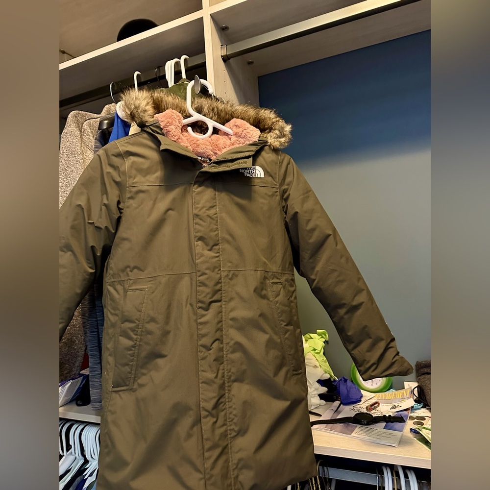 Girl’s Winter Parka. The North Face. Size 10-12. Like New condition.